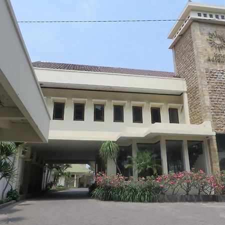 Adisurya Hotel Kediri  Exteriör bild