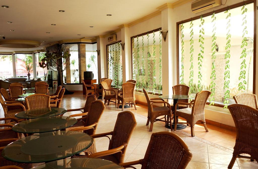 Adisurya Hotel Kediri  Exteriör bild
