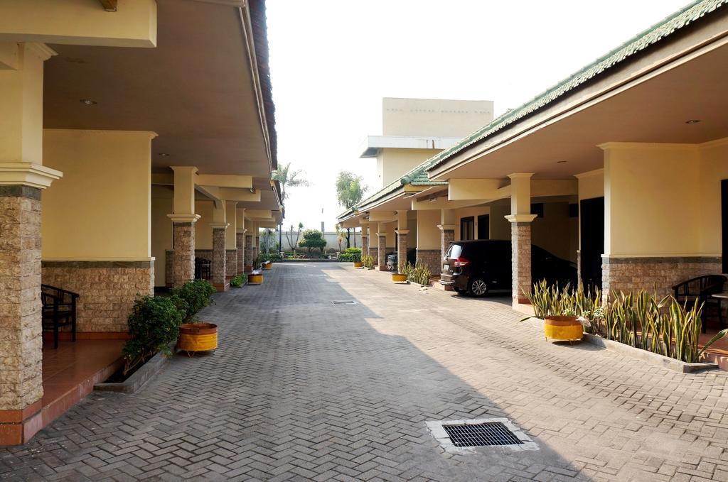 Adisurya Hotel Kediri  Exteriör bild
