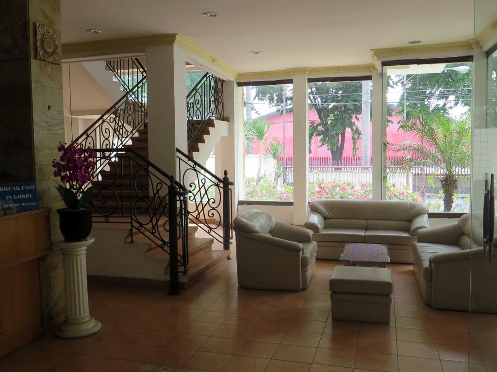 Adisurya Hotel Kediri  Rum bild