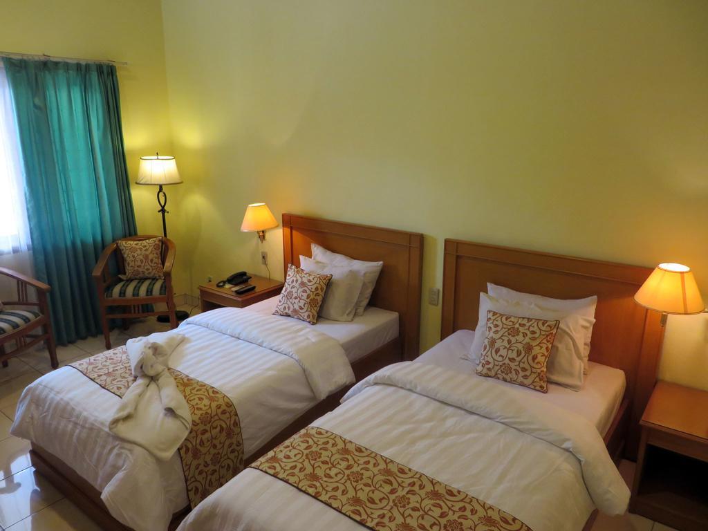 Adisurya Hotel Kediri  Rum bild