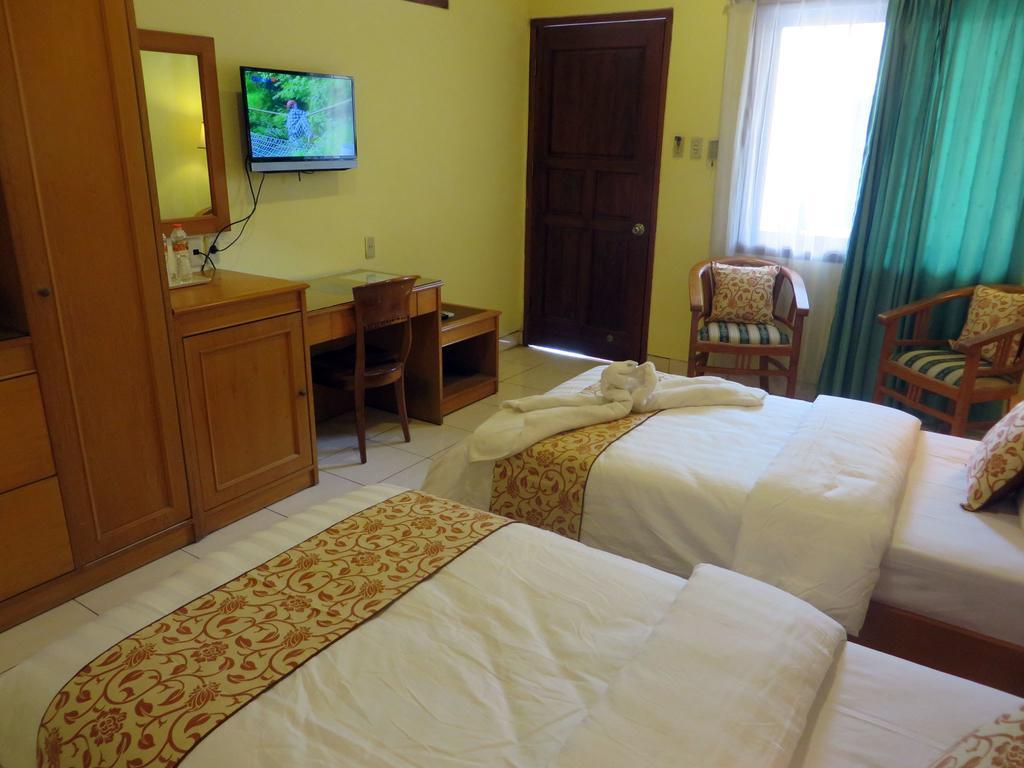 Adisurya Hotel Kediri  Rum bild
