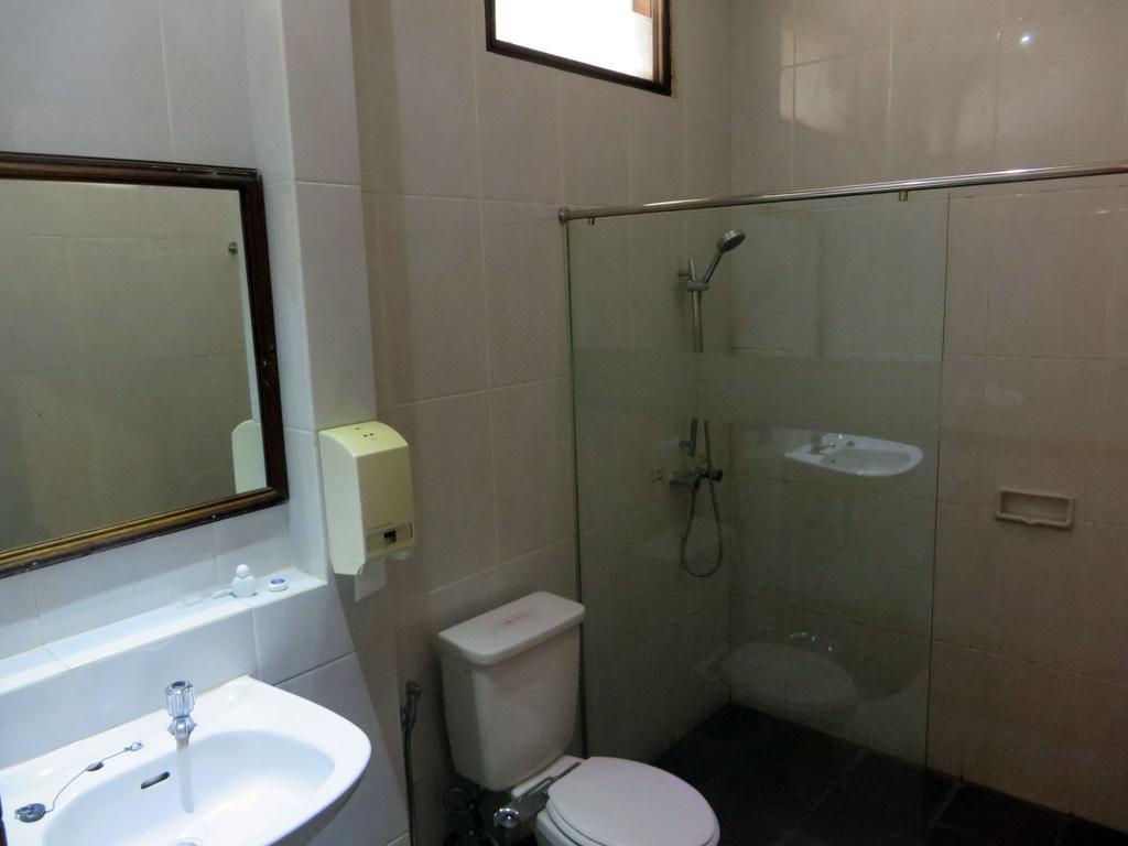 Adisurya Hotel Kediri  Rum bild