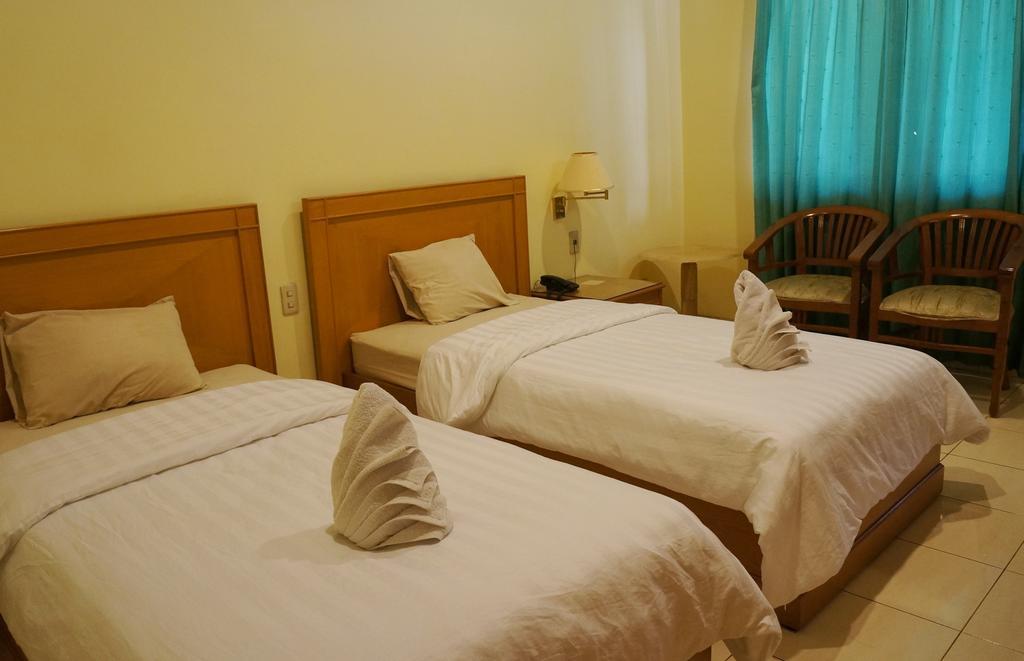 Adisurya Hotel Kediri  Rum bild