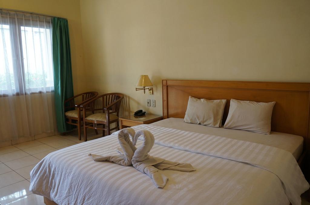 Adisurya Hotel Kediri  Rum bild